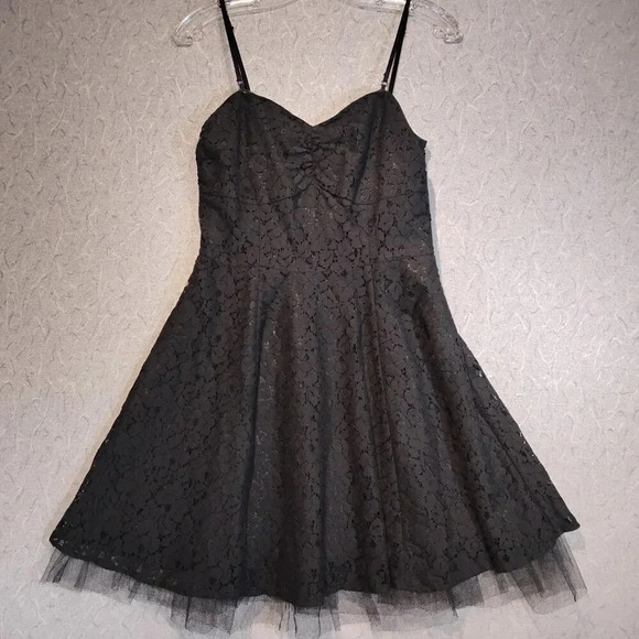 Suzy Shier Dresses & Skirts - Suzy Shier  Black Lace Spaghetti Strap or Strapless Party Dress Size Small